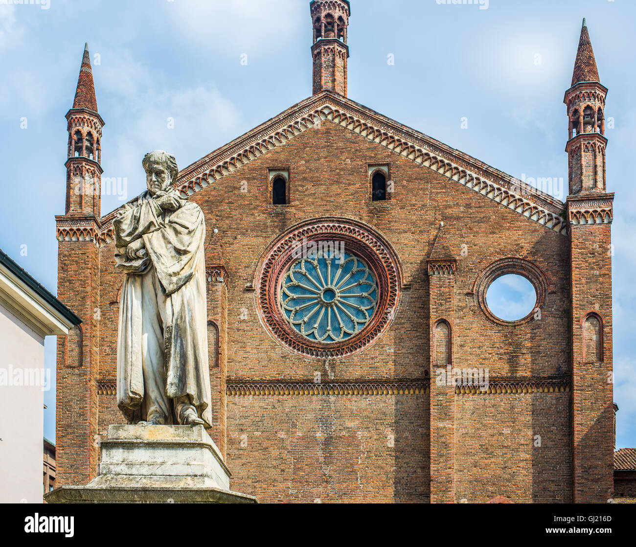 Chiesa di San Francesco iglesia y Gian Domenico Romagnosi estatua en la Piazza Cavalli de Piacenza. Emilia-romaña. Italia. Foto de stock