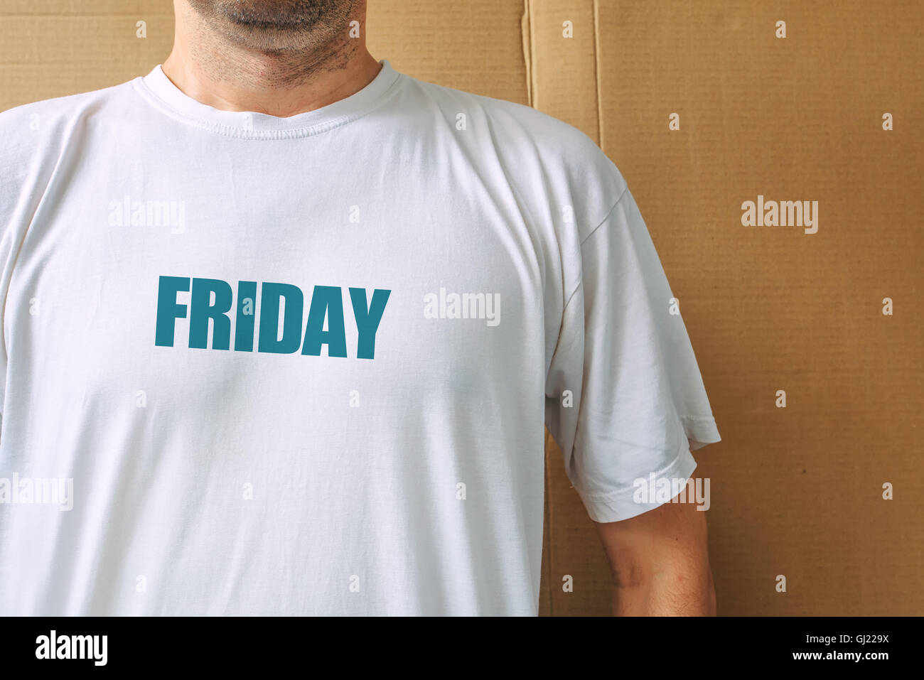 Los días de la semana - driday, hombre vestido con camiseta blanca con el nombre del quinto día laborable impreso Foto de stock