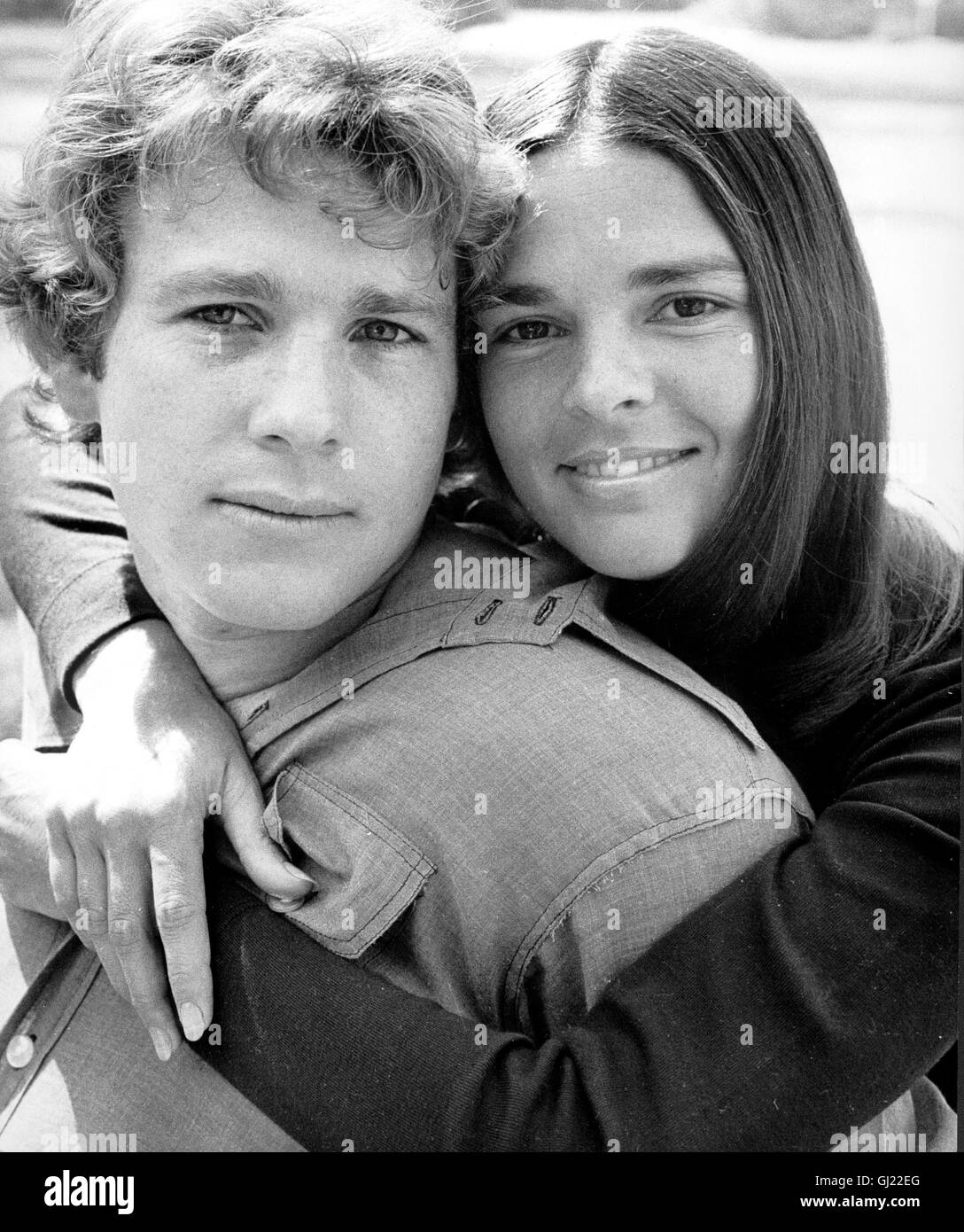 Historia de amor- Die Love Story zwischen Oliver (Ryan O'Neal) und Jenny (ALI MACGRAW) wird durch einen harten Schicksalsschlag getrübt. Regie: Arthur Hiller aka. Historia de amor Foto de stock