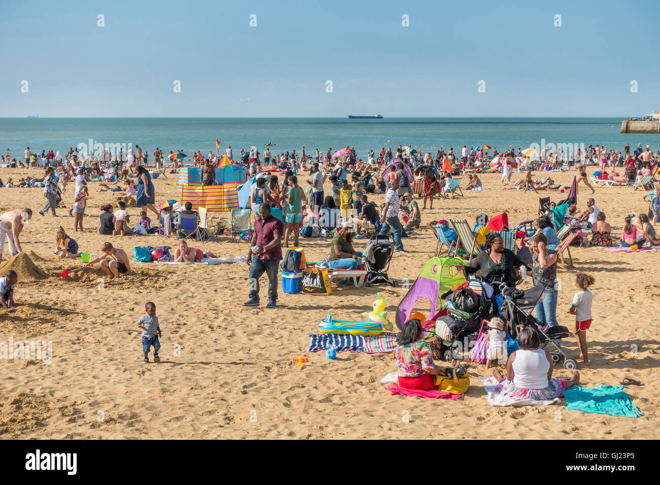 Concurrido balneario soleado día de playa Margate Margate Thanet Kent England Foto de stock
