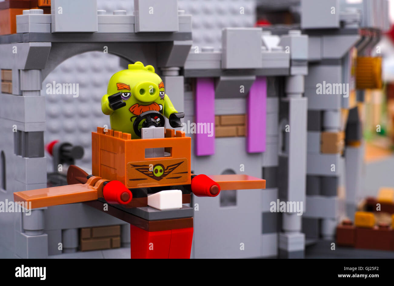 Tambov, Rusia - 20 de julio de 2016 Lego Angry Birds. Foreman cerdo sentado  en TNT caja con alas en cerdos Rey Castillo Fotografía de stock - Alamy