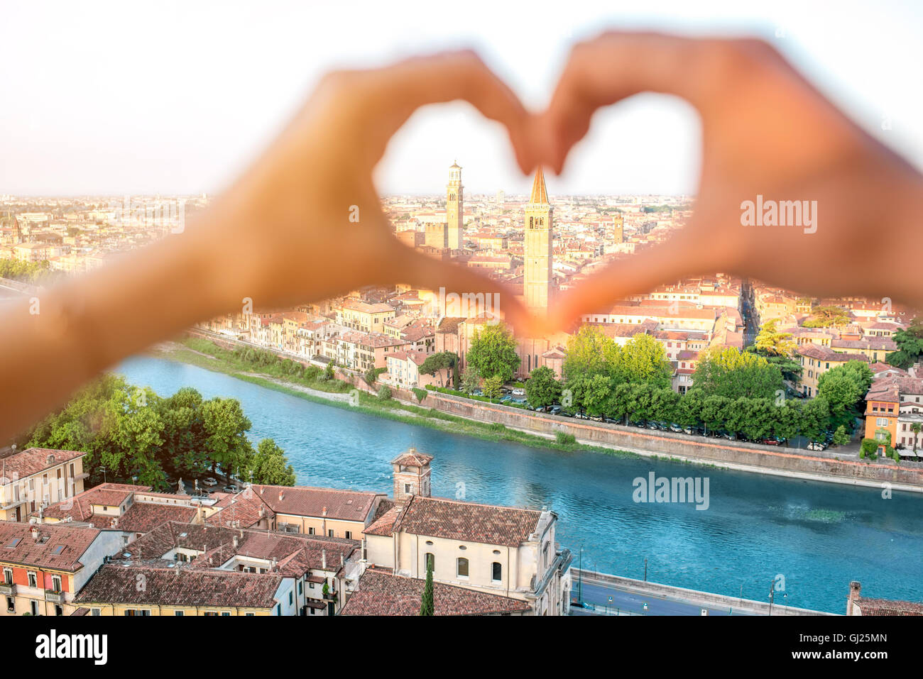 Con forma de corazón en la ciudad de Verona antecedentes Foto de stock