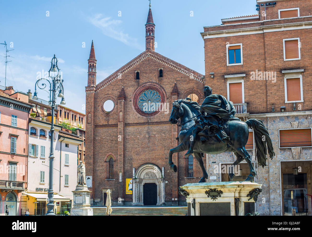 Chiesa di San Francesco iglesia y la estatua ecuestre de Alessandro Farnese en Piazza Cavalli de Piacenza. Italia. Foto de stock