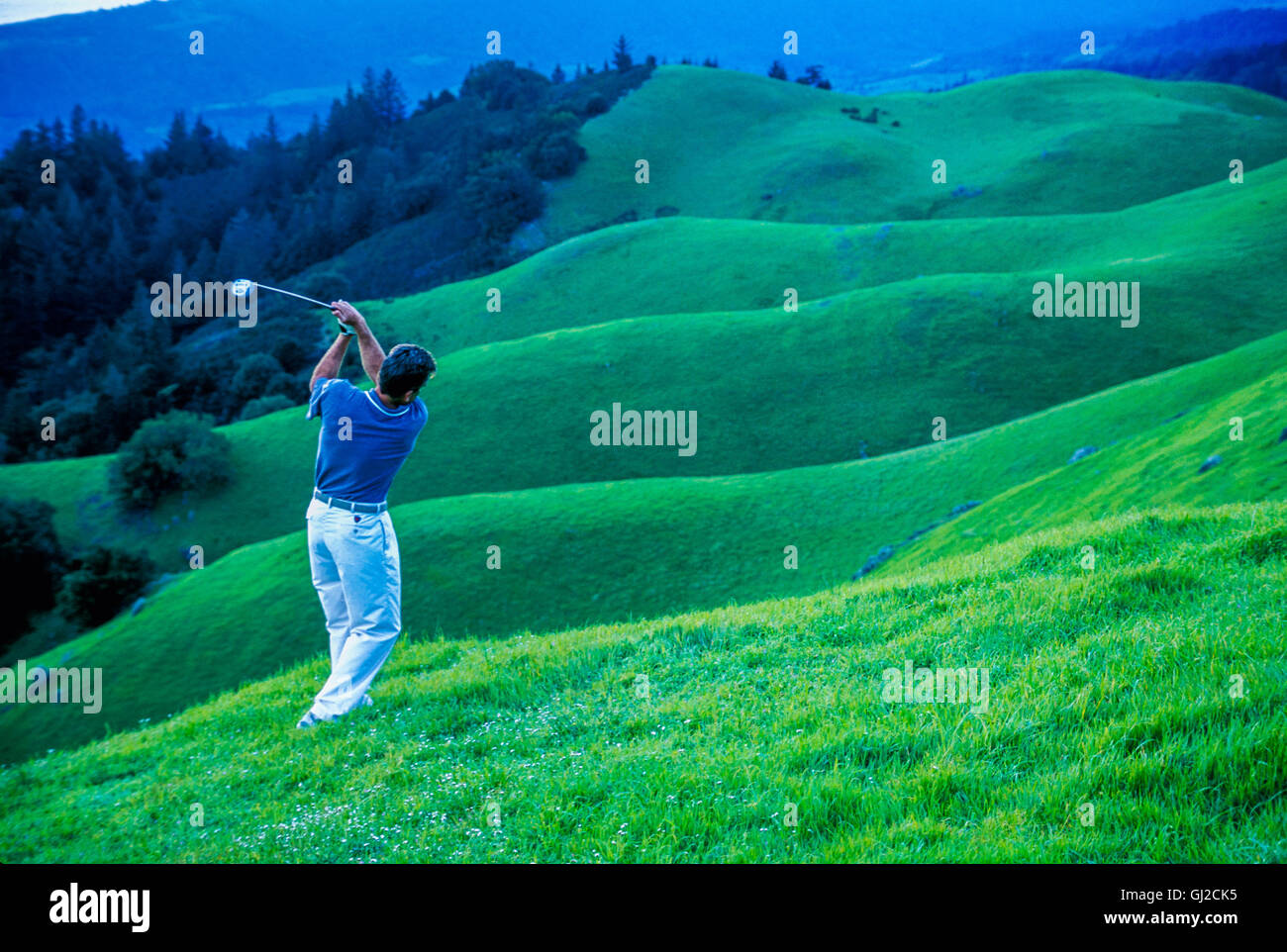 Golfista jugando en rumbo desafiante --- Imagen © Mark A. Johnson Foto de stock