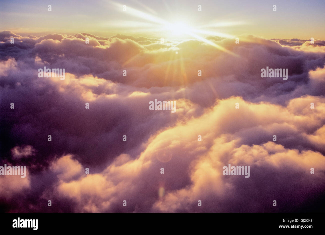 Sol por encima de la capa de nubes --- Imagen © Mark A. Johnson Foto de stock