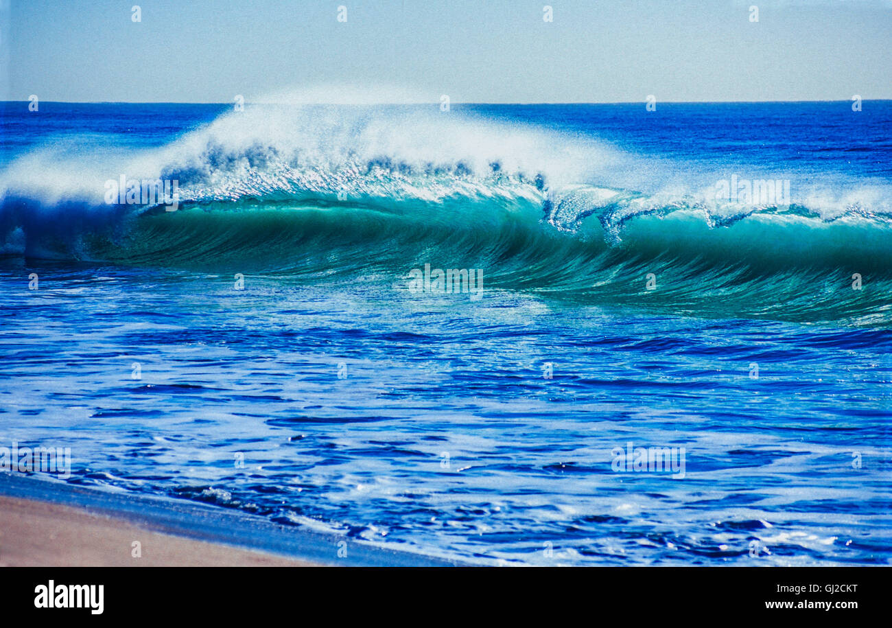 Las olas rodando en la costa --- Imagen © Mark A. Johnson Foto de stock