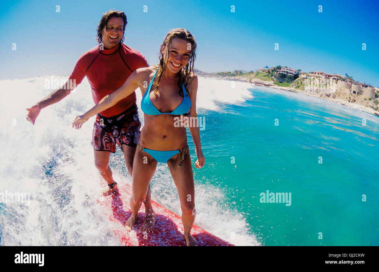 San José del Cabo, Los Cabos, México --- Pareja Tandem Surfing --- Imagen © Mark A. Johnson Foto de stock