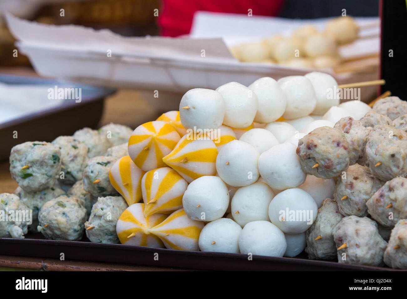 La calle snack calado - bolas de pescado de Hong Kong Foto de stock