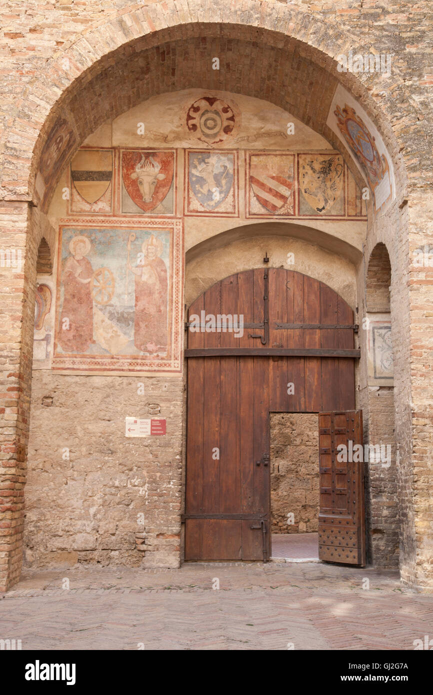Arte sacro y el Museo Cívico, Torre Grossa, San Gimignano, Toscana, Italia Foto de stock