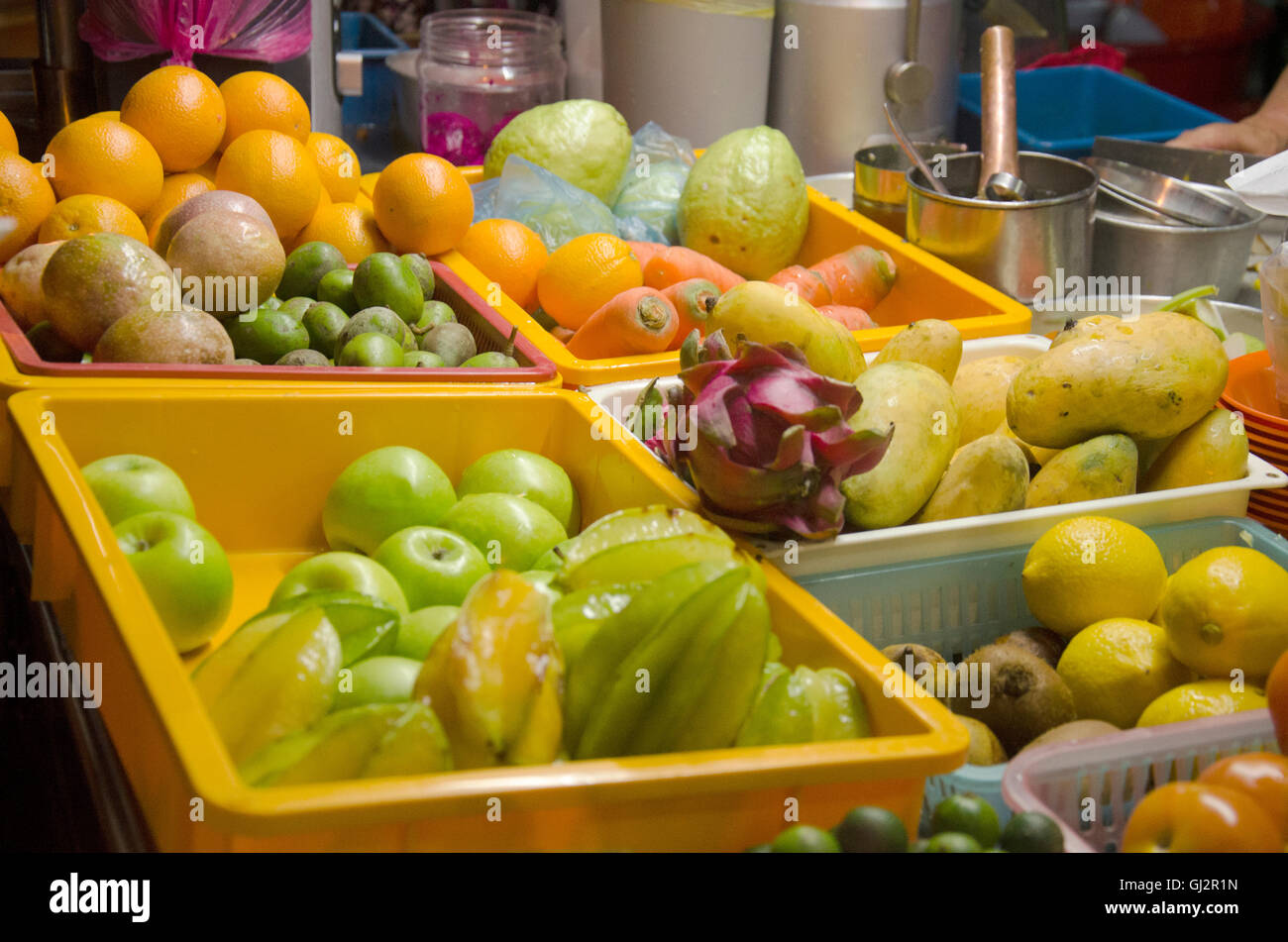 Gente de Malasia venta muchas frutas frescas para hacer batidos fruta shake  para el viajero en el mercado nocturno local en el restaurante cala  Fotografía de stock - Alamy