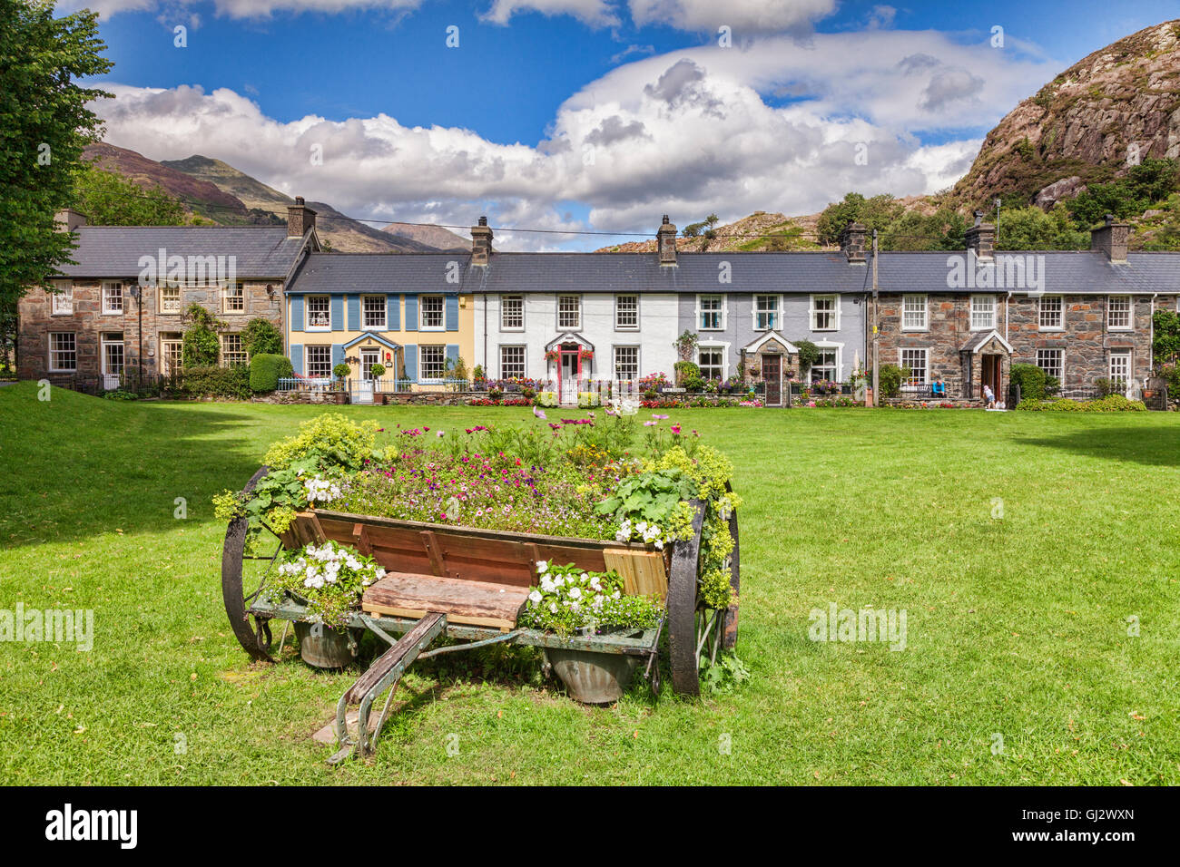 Una fila de casas rurales en un pueblo verde, Beddgelert, el Parque Nacional de Snowdonia, Gwynedd, Gales, Reino Unido Foto de stock