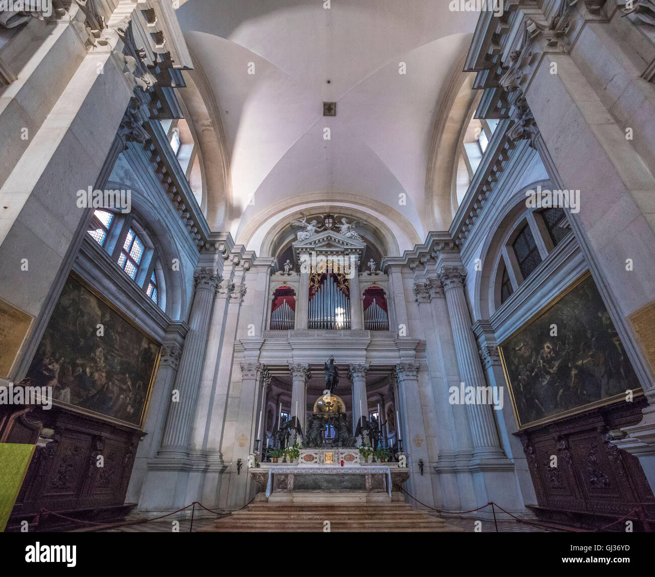 Plano amplio del interior de San Giorgio Maggiore, con piso, altar blanco y techo abovedado. Venecia, Italia. Foto de stock