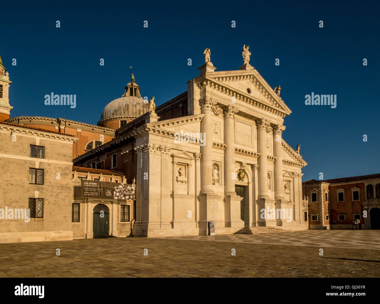 Istria blanca fachada de mármol de la iglesia de San Giorgio Maggiore, en la isla del mismo nombre, la ciudad de Venecia, Italia. Foto de stock