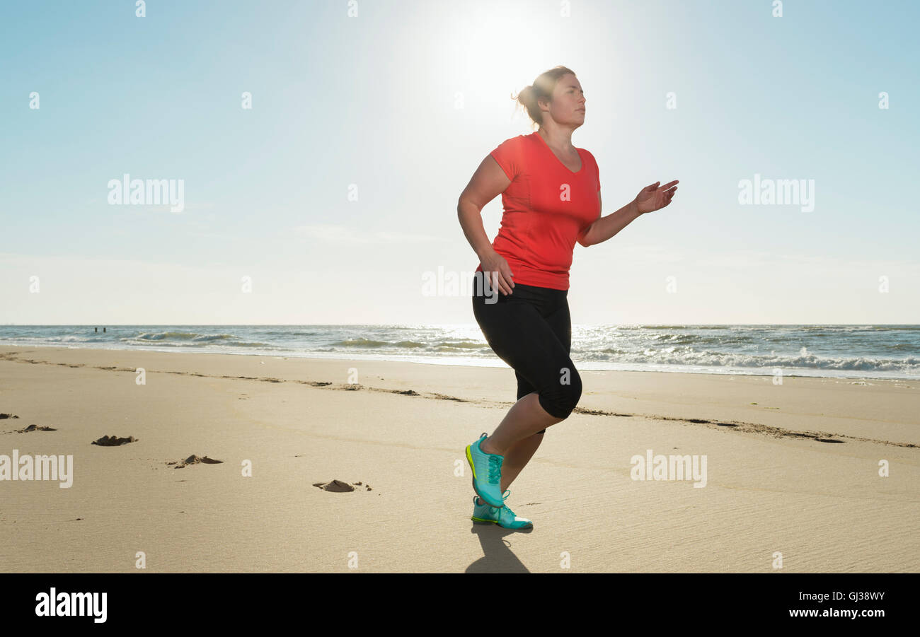 Cerca de la mujer corriendo en la playa Fotografía de stock - Alamy