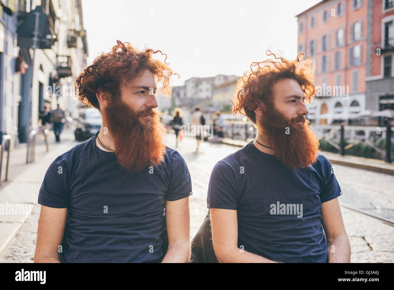 Macho joven hipster gemelos con pelo rojo y barbas en las calles de la ciudad Foto de stock