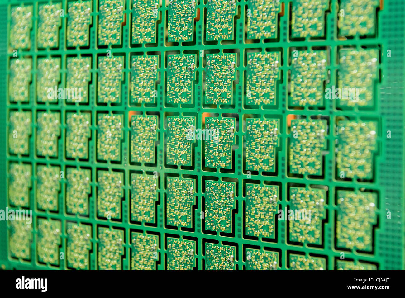 Detalle de las placas de circuito en la fábrica de montaje de placa de circuito, cerrar Foto de stock
