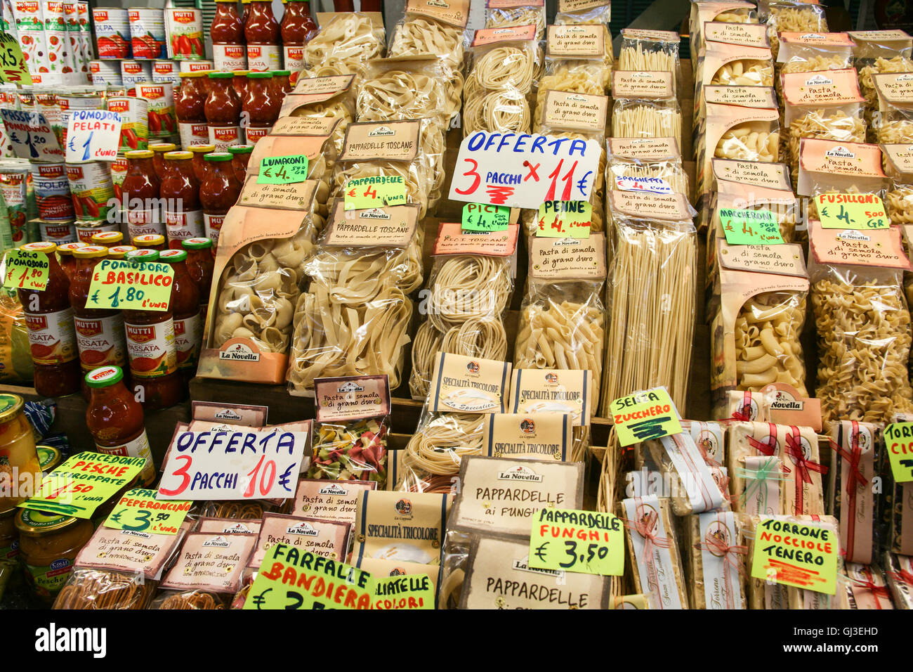 gatito tallarines casual Noodles, pasta, espaguetis en esta tienda/store en el interior del Mercado  Central, el Mercato Centrale, Florencia/ Firenze, Toscana, Italia. © P  Fotografía de stock - Alamy