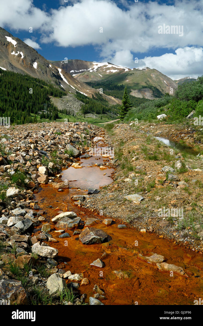 Arroyo contaminado la cuenca de Zapata, mina, y montañas arriba Perú Creek, White River National Forest, cerca de Montezuma, en Colorado, EE.UU. Foto de stock