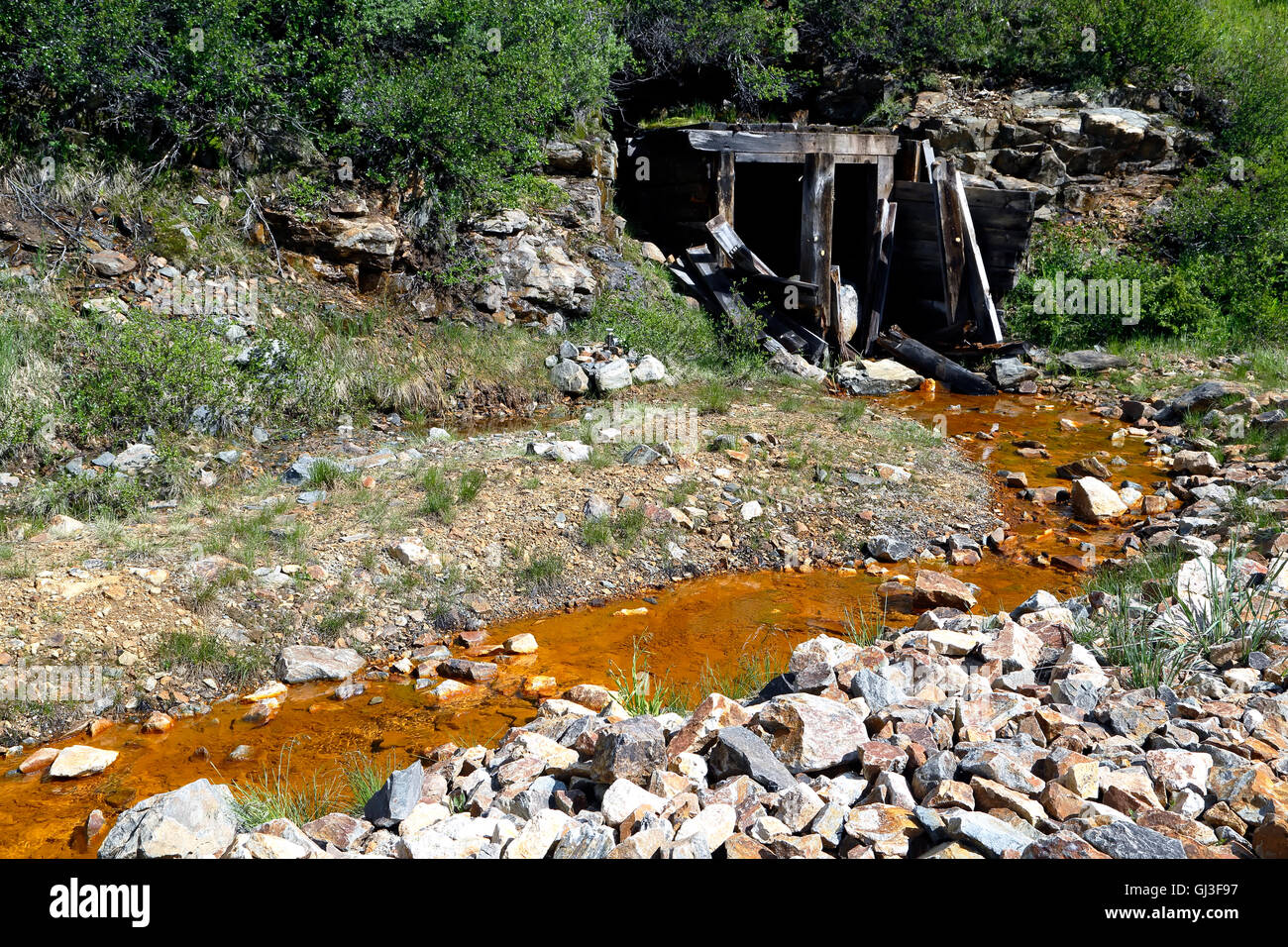 Arroyo contaminado y mina, mina la cuenca de Zapata, sobre Perú Creek, White River National Forest, cerca de Montezuma, en Colorado, EE.UU. Foto de stock