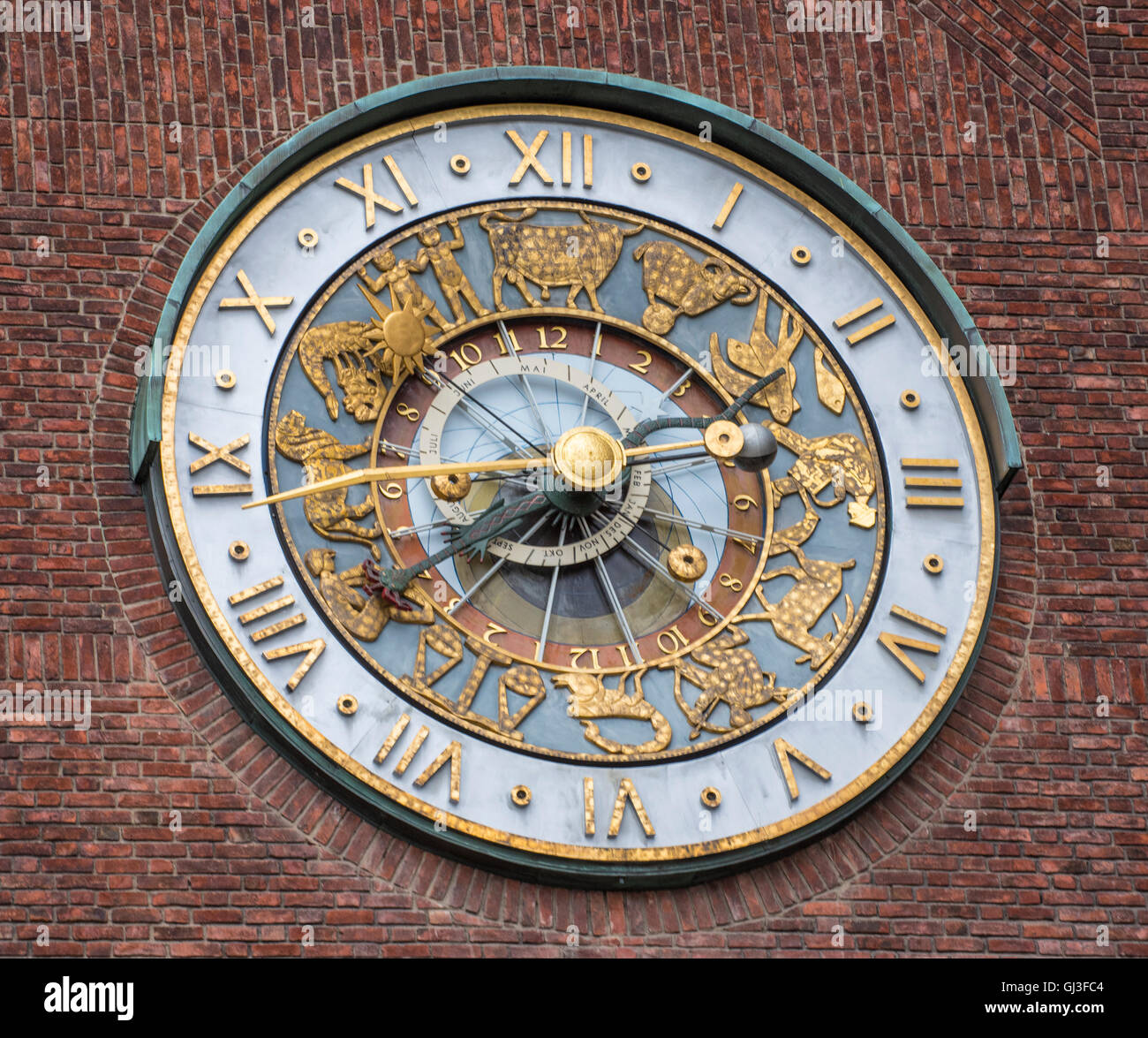 Reloj Astronómico, el Ayuntamiento de Oslo, Oslo, Noruega, Escandinavia Foto de stock