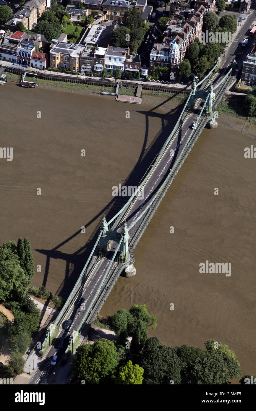 Vista aérea de Hammersmith Bridge sobre el río Támesis, Londres, Reino Unido. Foto de stock