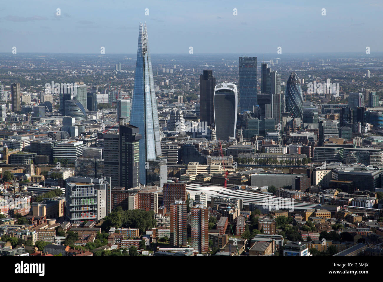 Vista aérea de la Shard y la ciudad de Londres con pepinillo, un walkie-talkie y QUESO RALLADOR edificios, UK Foto de stock