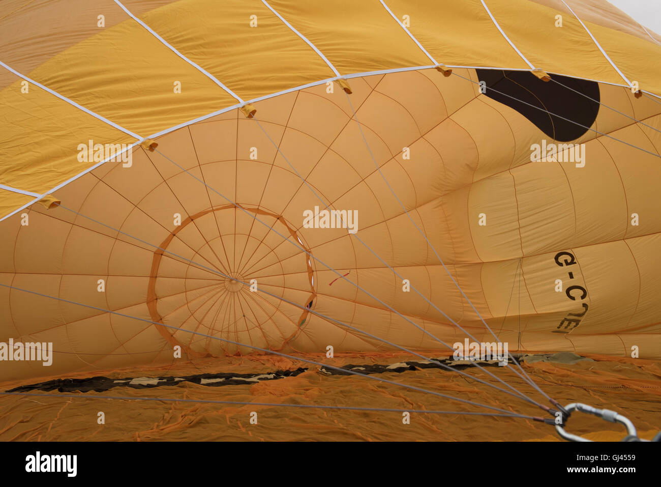 Bristol, Reino Unido. 12 de agosto, 2016. Bristol.La misa matutina del ascenso en el Bristol Balloon Fiesta 2016 cancelado el crédito: beata cosgrove/Alamy Live News Foto de stock