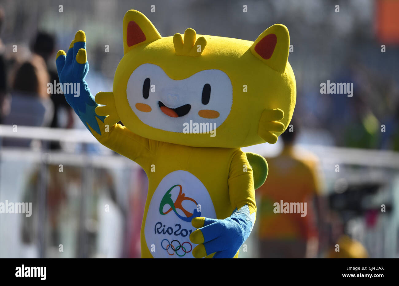 Río de Janeiro, Brasil. 13 Aug, 2016. Mascota olímpica Vinicius saluda a  los espectadores que lleguen antes de las carreras de hoy de los eventos de  remo de los Juegos Olímpicos Rio