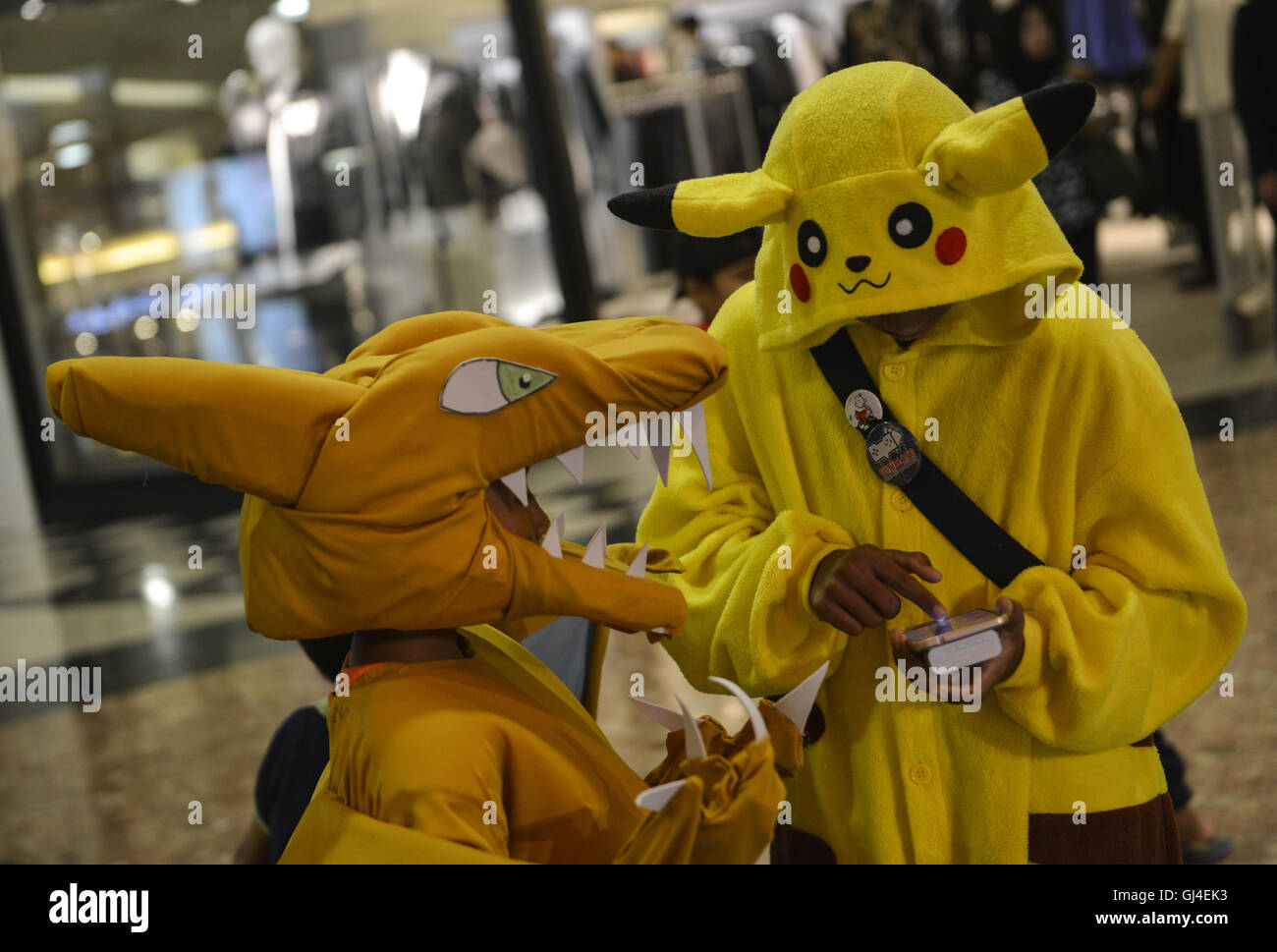 Sunway, Selangor, Malasia. 13 Aug, 2016. Desgaste de los muchachos Charizard  (L) y Pikachu (R)'' disfraz de Pokemon Ir'' durante el juego Pokemon  concurso de disfraces en Sunway Pyramid Shopping Mall fuera
