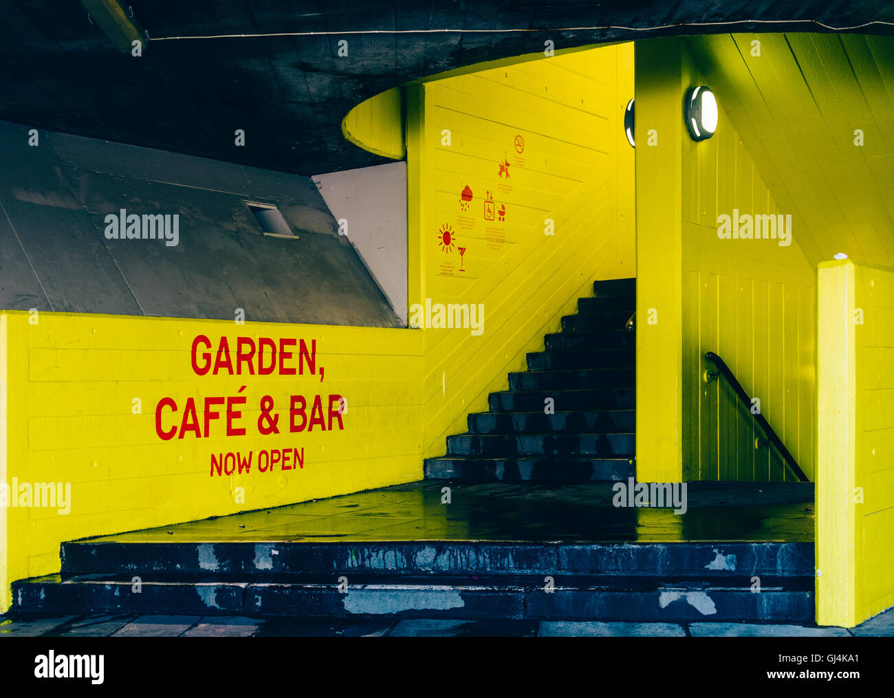 Las escaleras que conducen a un jardín, cafetería y bar en Londres,  Inglaterra, Reino Unido Fotografía de stock - Alamy