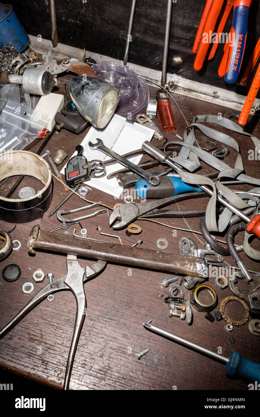 Montón desordenado de herramientas de mano en un taller de mecánica  automotriz Fotografía de stock - Alamy