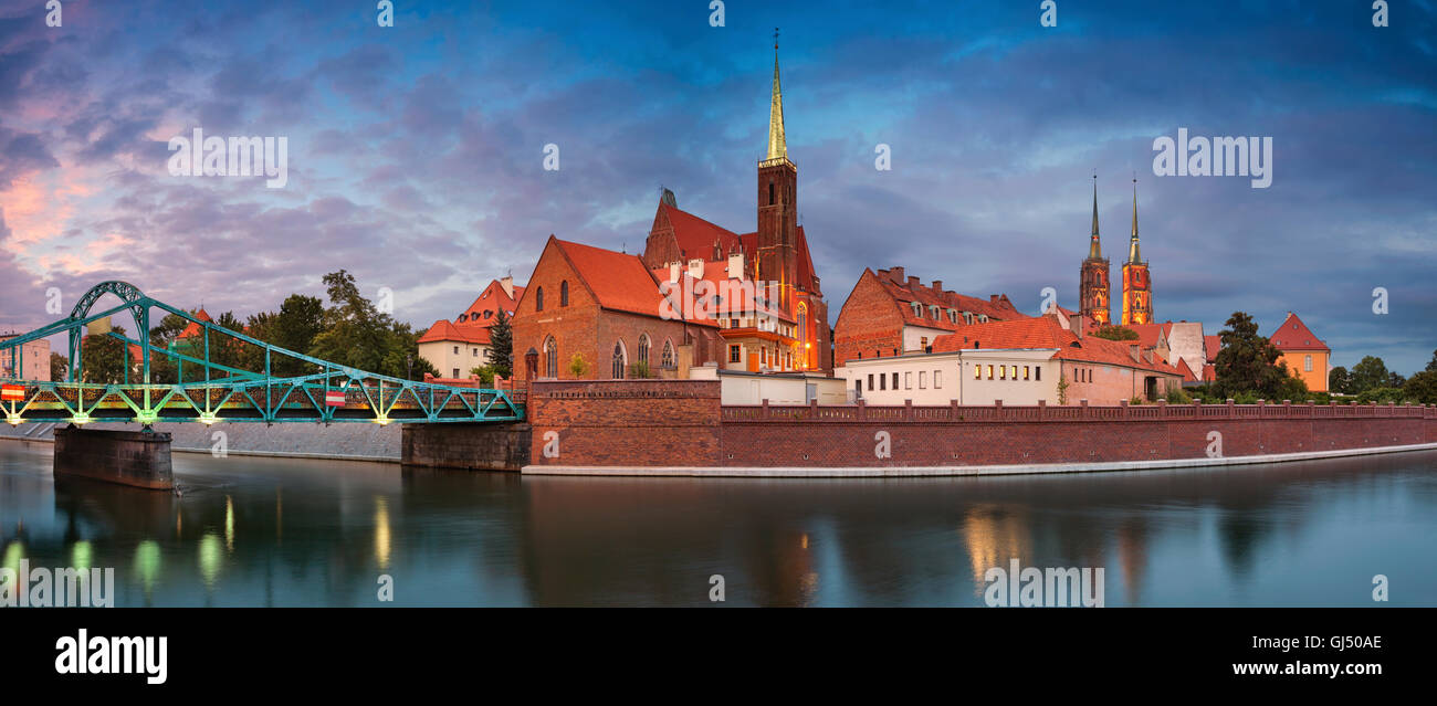 Imagen panorámica de Wroclaw, Polonia durante el crepúsculo. Esto es compuesto de dos imágenes horizontales cosidas juntas en Photoshop. Foto de stock
