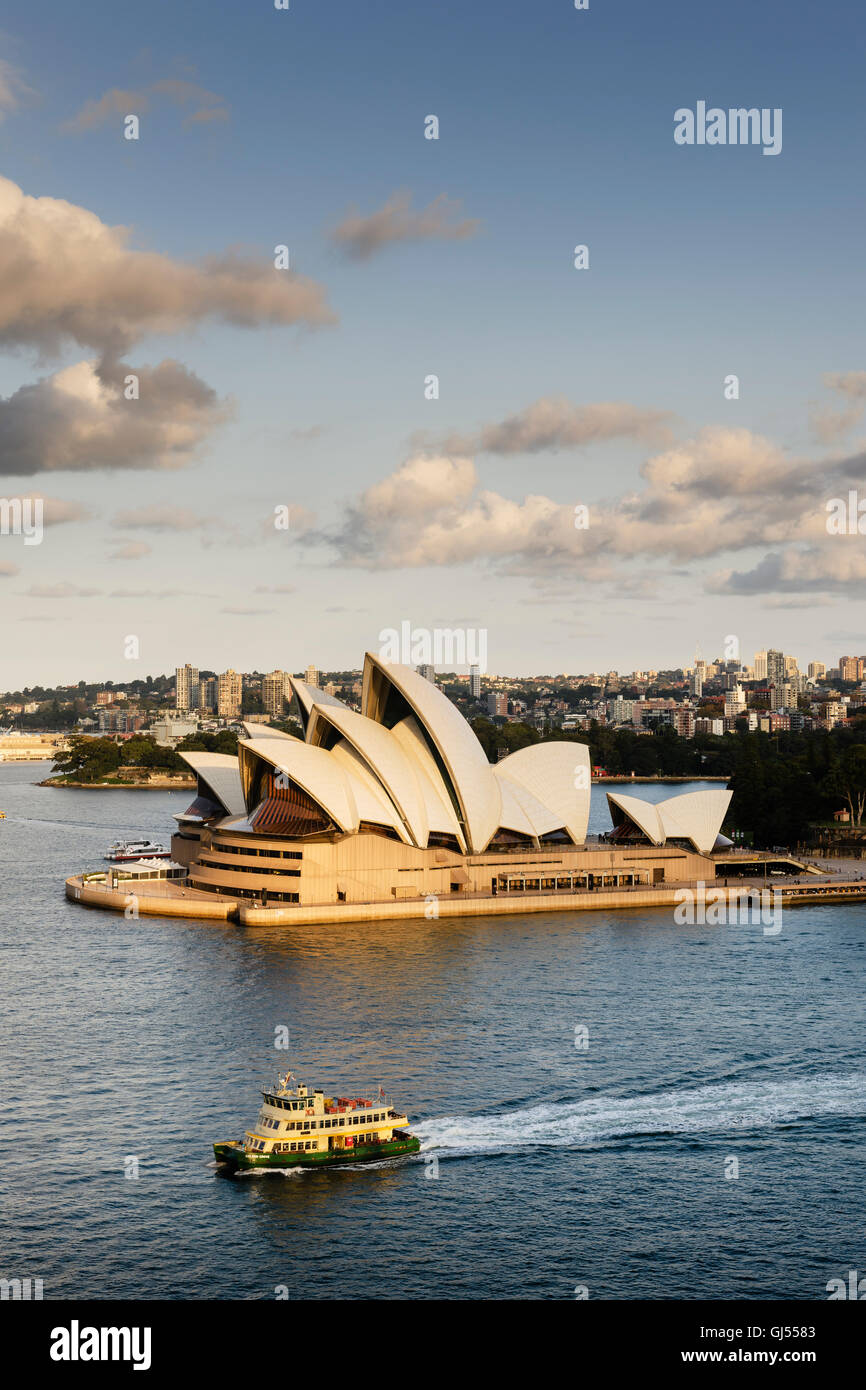 Sydney Opera House en el puerto de Sydney. Foto de stock