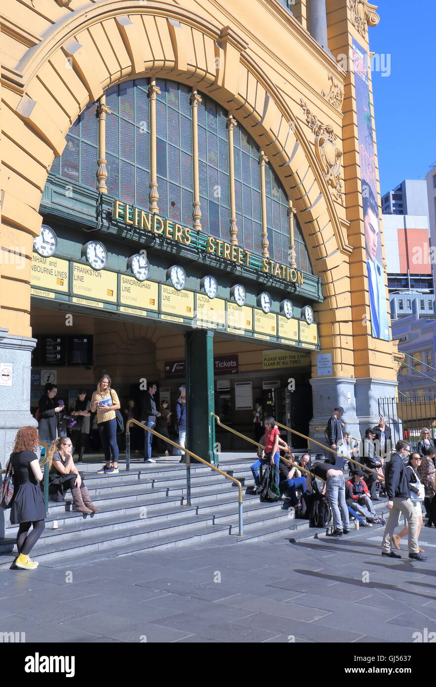 La gente viaja a la estación de Flinders Street Melbourne Australia Foto de stock