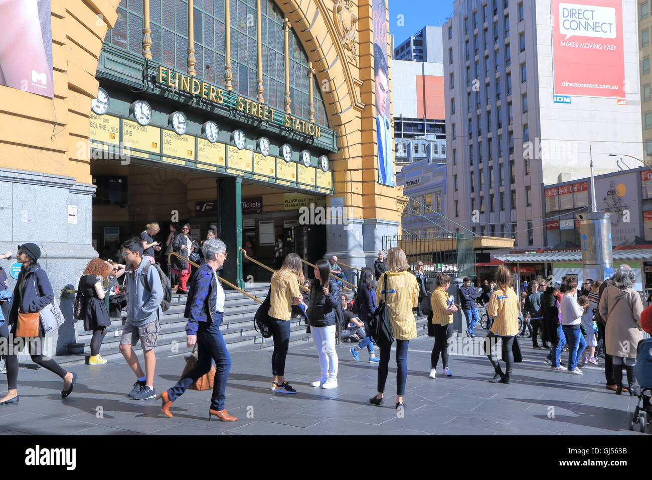 La gente viaja a la estación de Flinders Street Melbourne Australia Foto de stock