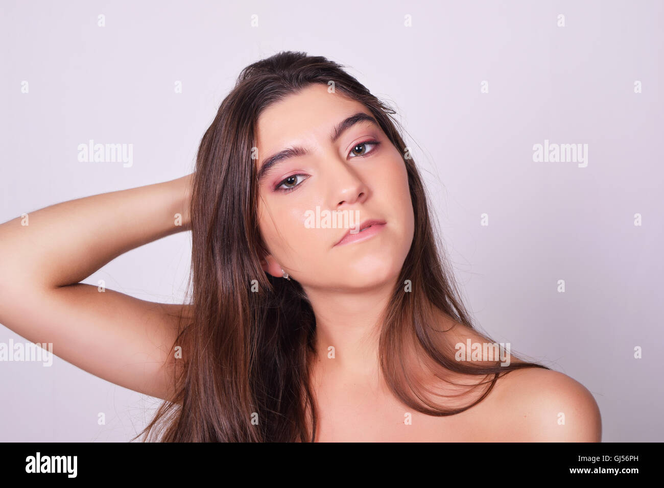 Closeup retrato de hermosa mujer joven caucásico, aislado sobre fondo gris. Foto de stock