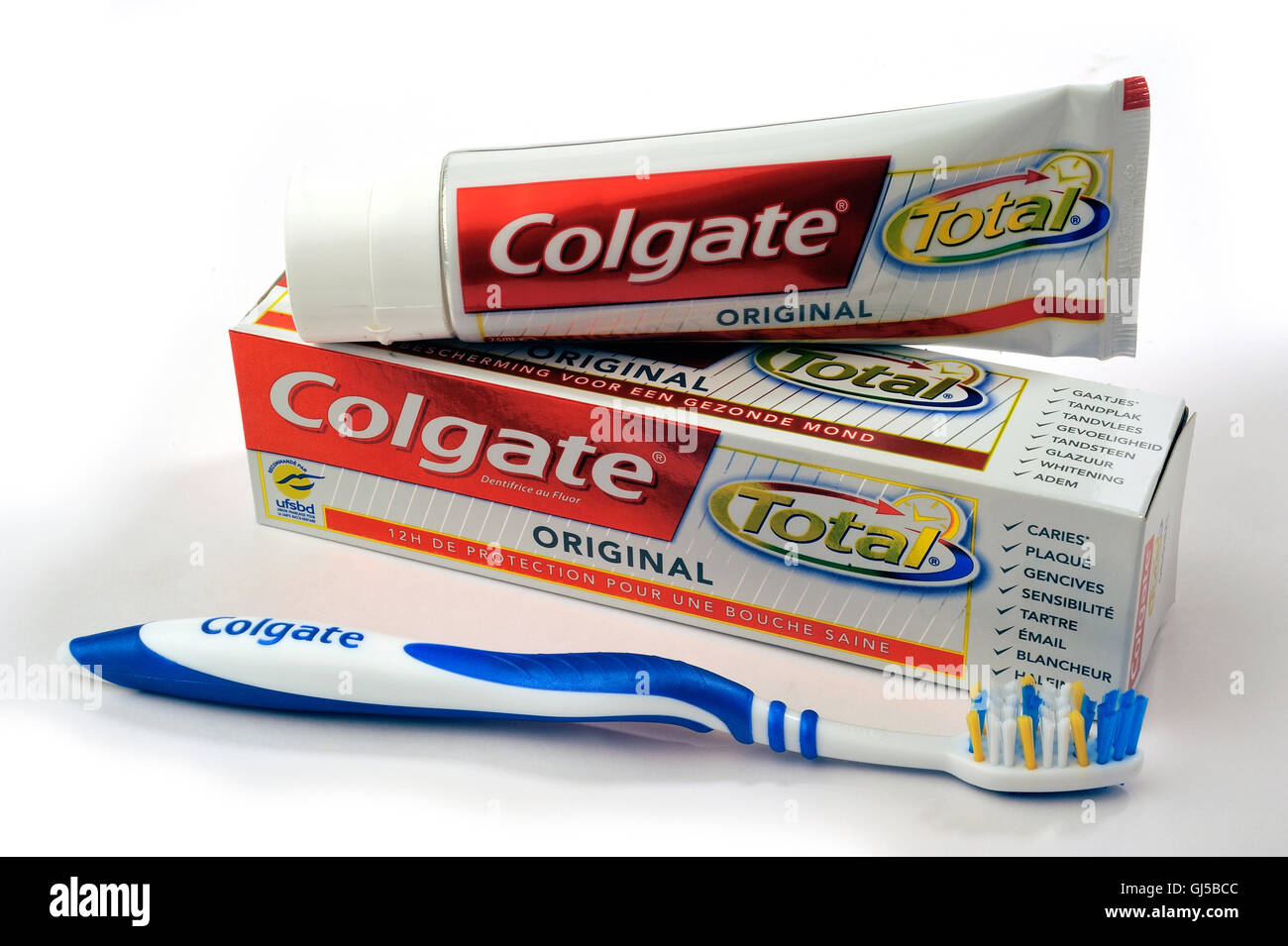 Conjunto de cepillo de dientes con pasta dental Colgate sobre fondo blanco  Fotografía de stock - Alamy