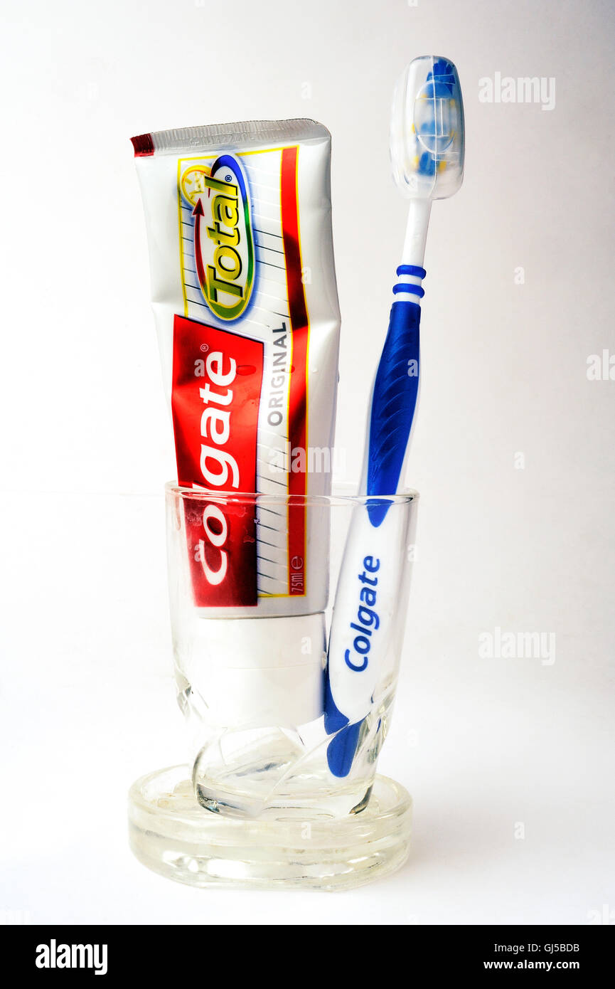 Conjunto de cepillo de dientes con pasta dental Colgate sobre fondo blanco  Fotografía de stock - Alamy