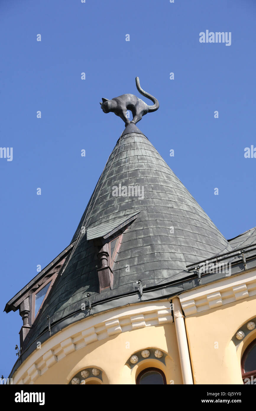 Detalle en la cima de la 'Casa de los gatos' edificio en el centro de la  Ciudad Vieja de Riga, Letonia. De mayo. La casa es el nombre de dos negros  felinos