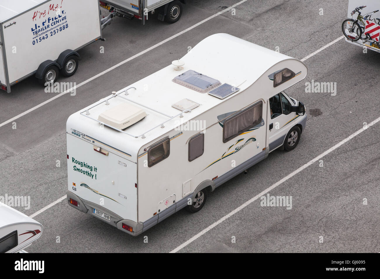 Autocaravanas,coches,caravanas,vehículos en una cola se alinearon en ferry  del puerto de Santander a bordo del buque Pont Aven MV a Portsmouth  Fotografía de stock - Alamy