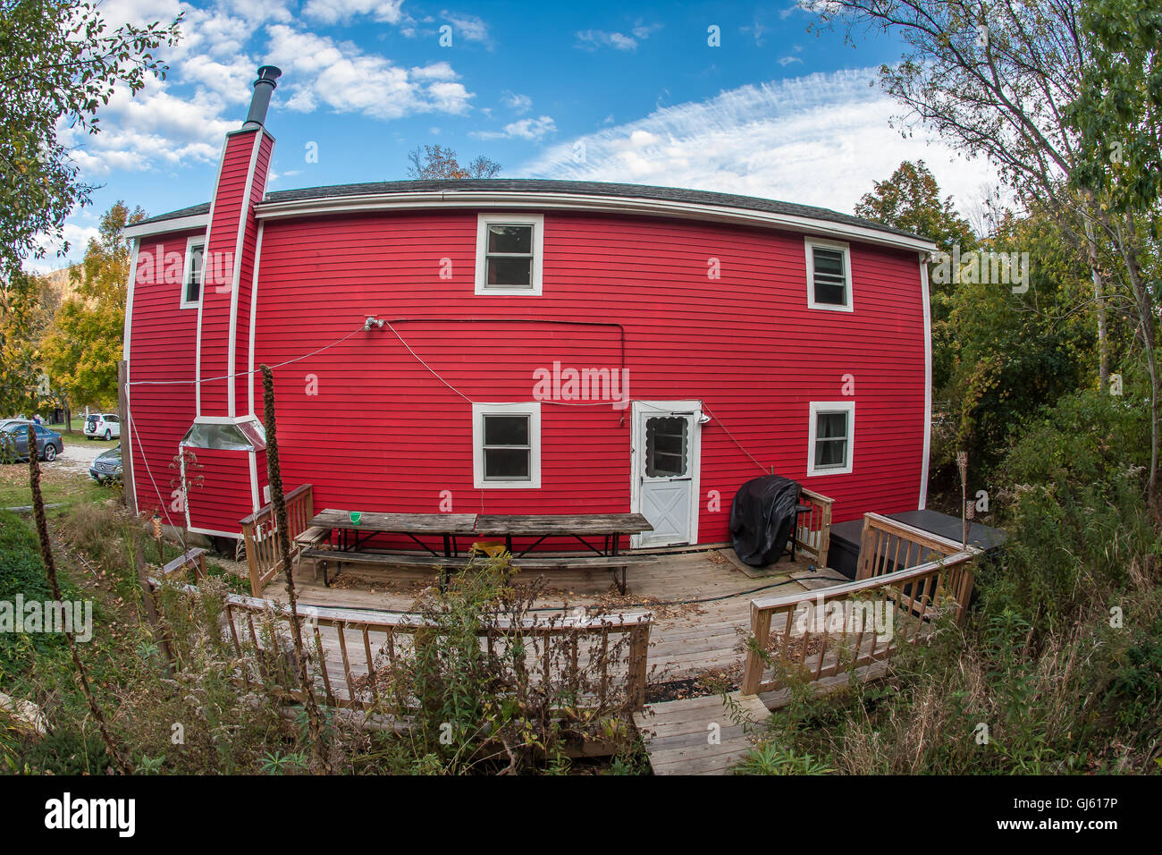 Una casa roja en Vermont, visto a través de un lente de ojo de pez. Foto de stock