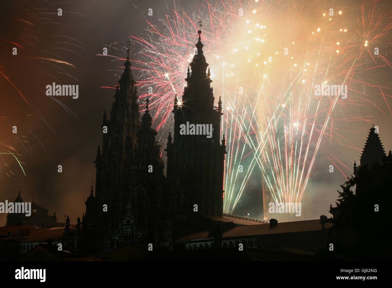 Espectáculo de luz y sonido y espectaculares fuegos artificiales en la  noche del 24 de julio mostrando fachada oeste de Santiago de Compostela  Fotografía de stock - Alamy