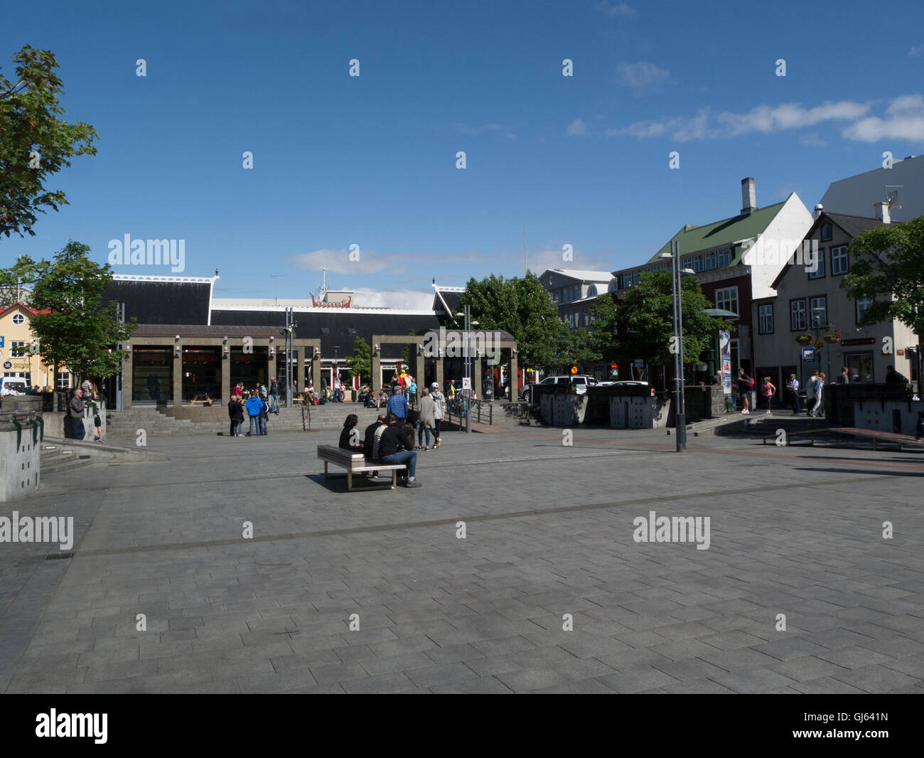 Plaza Central en el vibrante centro histórico de la ciudad de Reykjavik capital de Islandia concurrida con turistas en un hermoso día de julio los veranos con el cielo azul Foto de stock