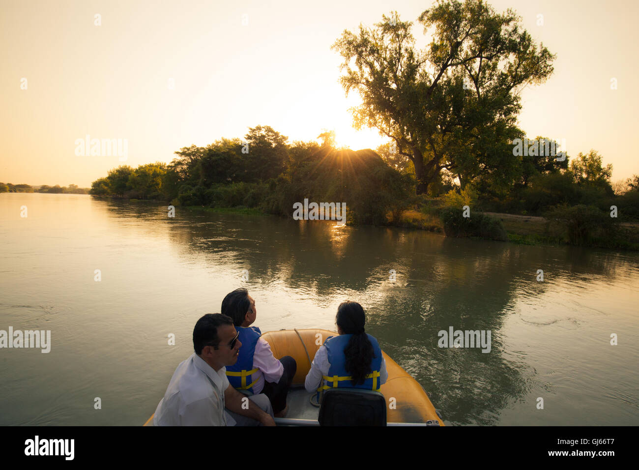 Tour de observación de aves en el Río Fuerte al amanecer. Foto de stock