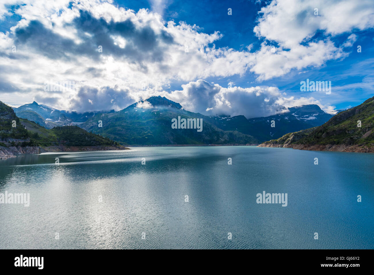 Lac (lago) cerca de Emosson Finhaut en el Valais, Suiza Foto de stock