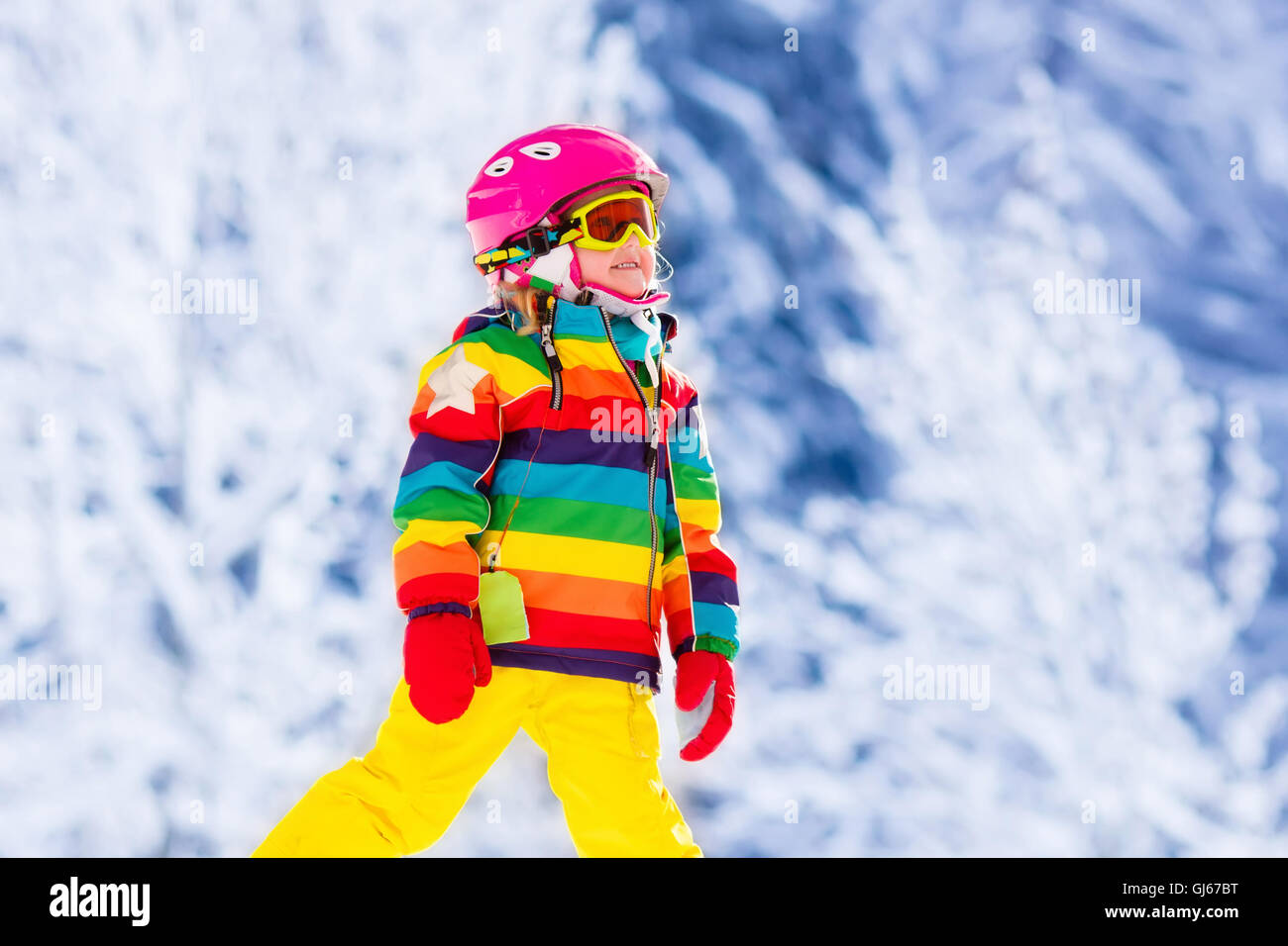 Casco de esquí Closeup y gafas de esquí con reflejo de montañas en la nieve  en la cara, para mujer joven y niña, Stock Footage Incluyendo: mujer joven  y deporte extremo 