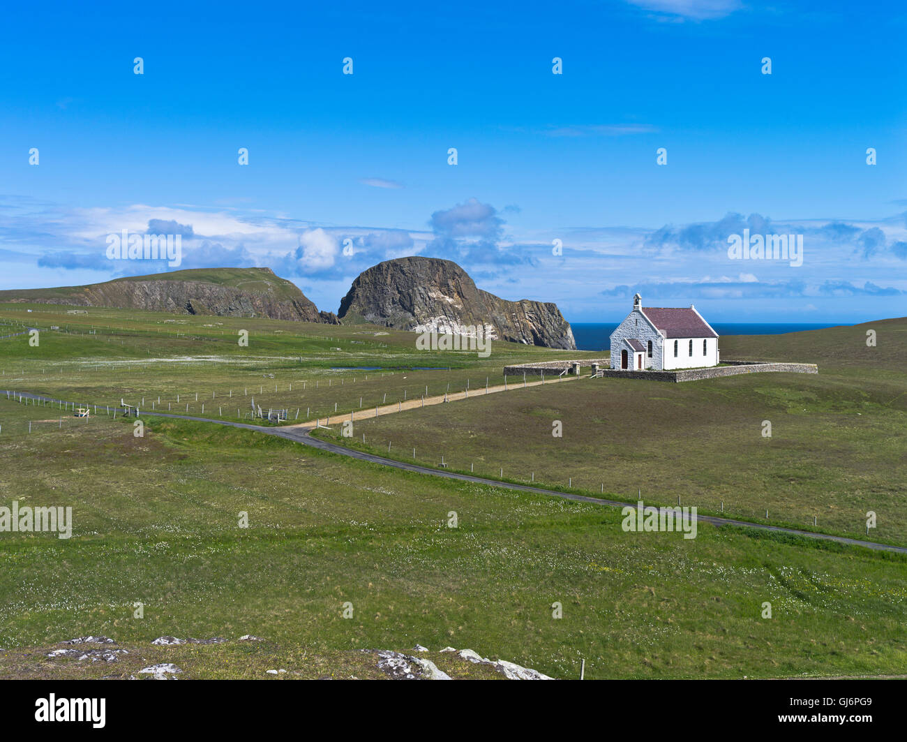 Dh Fair Isle Shetland exterior encalado iglesia ovejas Rock isles Escocia Foto de stock
