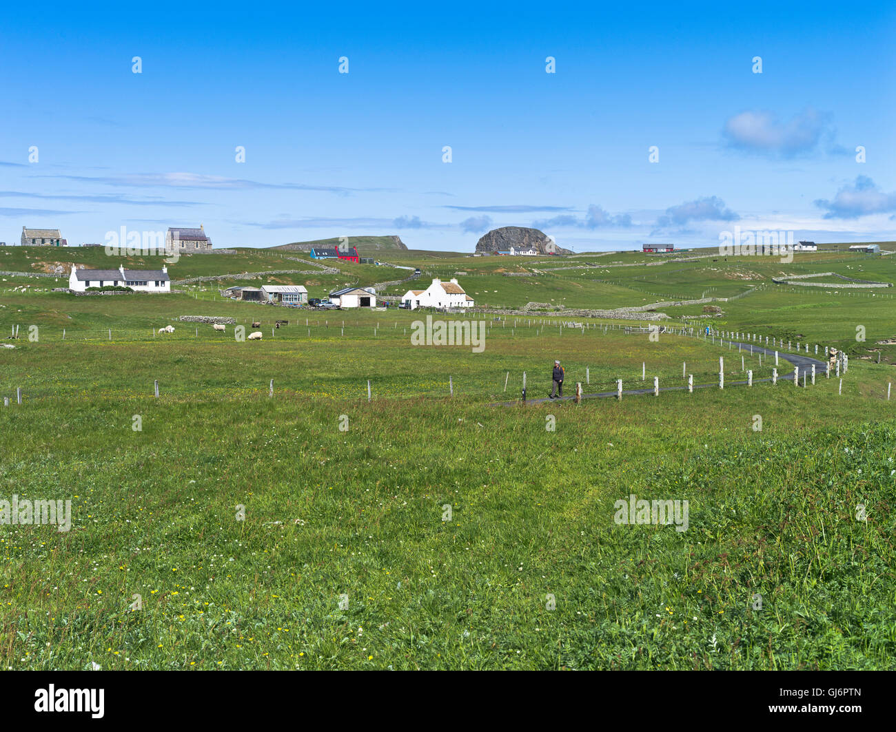 Dh Fair Isle Shetland persona caminando carretera turística croft cottage casas Foto de stock