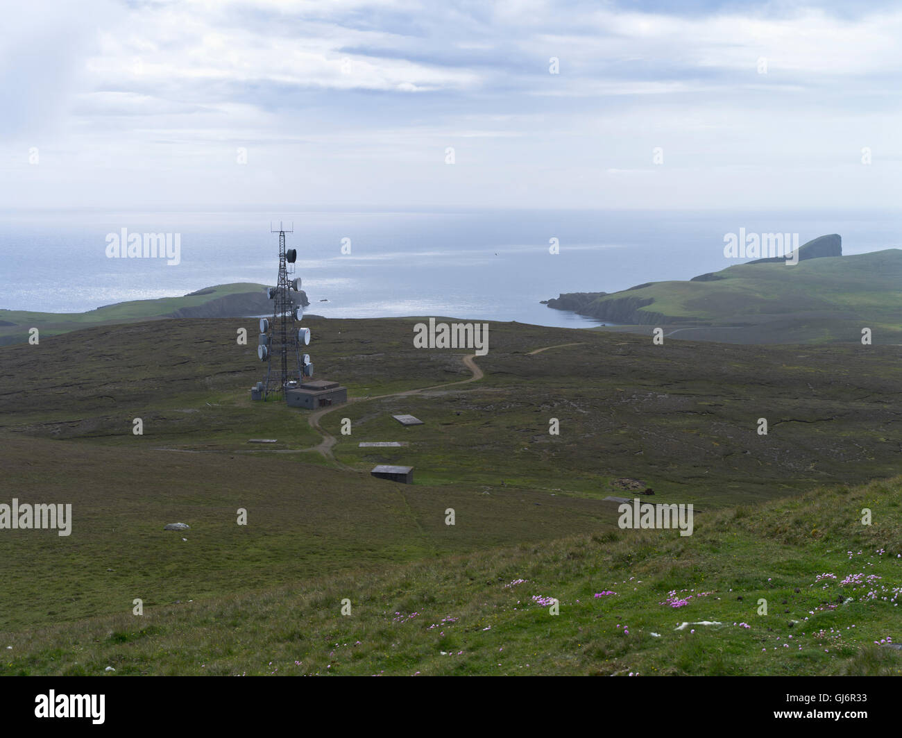 dh FAIR ISLE SHETLAND antena de microondas escocesa torre plato mástil remota isla aérea de telecomunicaciones escocia Foto de stock