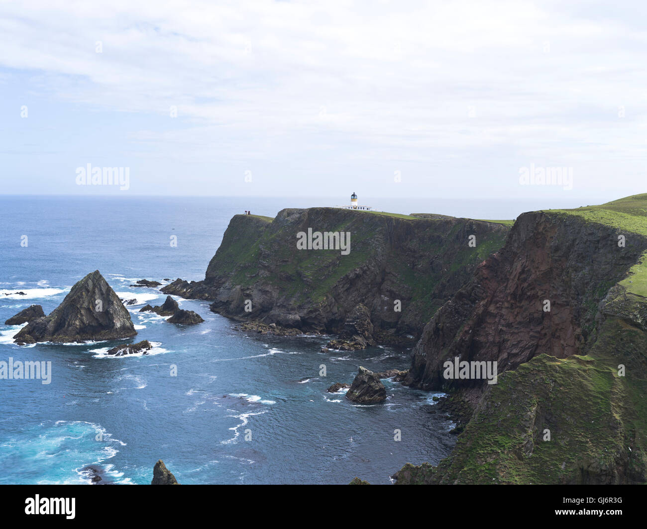 Dh Faro Norte Fair Isle Shetland acantilados de la costa norte faro norte el Fideicomiso Nacional de Escocia Foto de stock